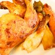 Pollo al horno con pimientos y cebolla