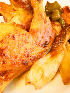 Una foto de Pollo al horno con pimientos y cebolla