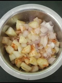 કાચી કેરી ડુંગળી નું કચુંબર (Kachi Keri Dungri Kachumber Recipe In Gujarati) રેસીપી મુખ્ય ફોટો