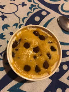 Una foto de Galleta de chispas de chocolate de microondas