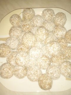 O poză a rețetei Biluțe de biscuiți cu nucă de cocos.