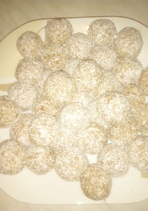 O poză a rețetei Biluțe de biscuiți cu nucă de cocos.