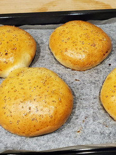 A picture of Hamburger buns.