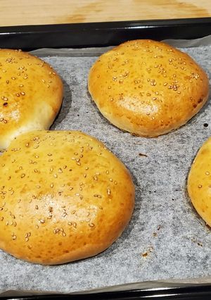 A picture of Hamburger buns.