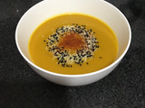 Crema vegana de zapallo, cebolla y zanahoria al curry