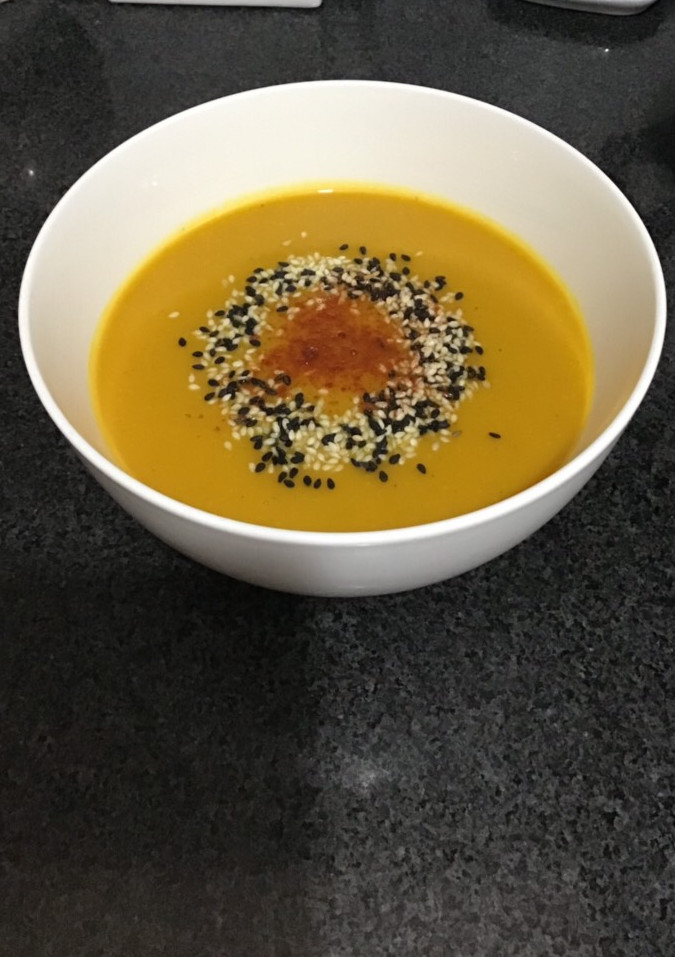 Una foto de Crema vegana de zapallo, cebolla y zanahoria al curry