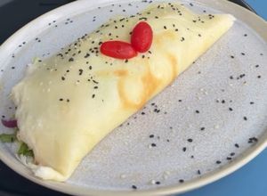 Foto de Crepioca recheada com salada fresca
