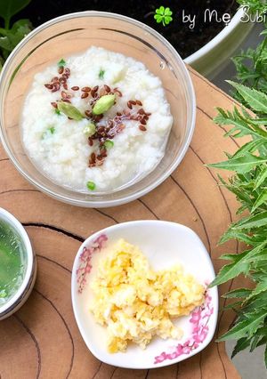 Hình của món Ăn dặm- cơm nhão trứng gà ta chiên rắc hạt lanh, canh bông hẹ.