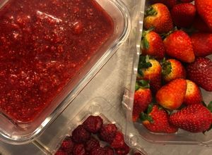 Una foto de Mermelada de fresas y frambuesas saludables.. porque comer sano no es aburrido!!!