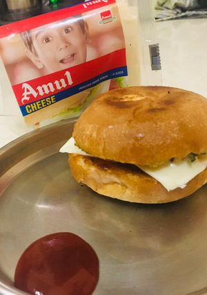 A picture of Cheesy veg Bun.