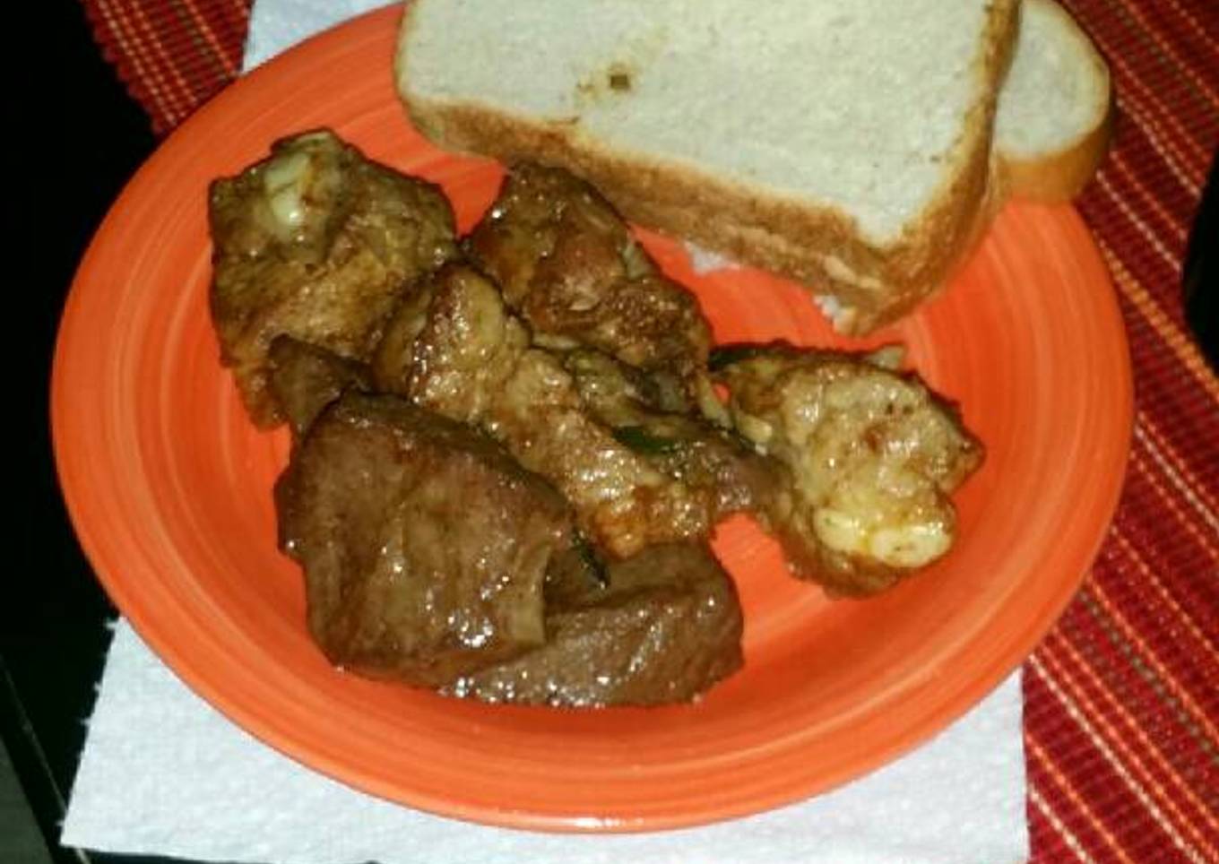 Pan fried pork and beef heart with bread