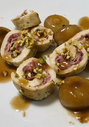 Foto di Involtini di pollo con cipolline borrettane in agrodolce e granella di pistacchio