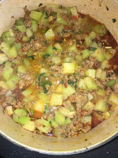 Una foto de Picadillo de chayote y carne molida