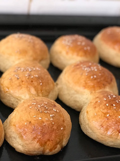 A picture of Hamburger buns.