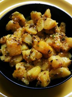 #tiffinbox# तिल के आलू (#tiffinbox# til ke aloo recipe in hindi) रेसिपी मुख्य फोटो