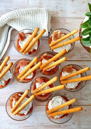 Une photo de Verrines chèvre tomates origan basilic