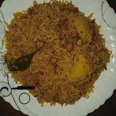 A picture of Chana aloo pulao.