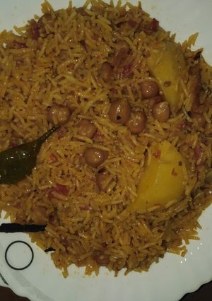 A picture of Chana aloo pulao.