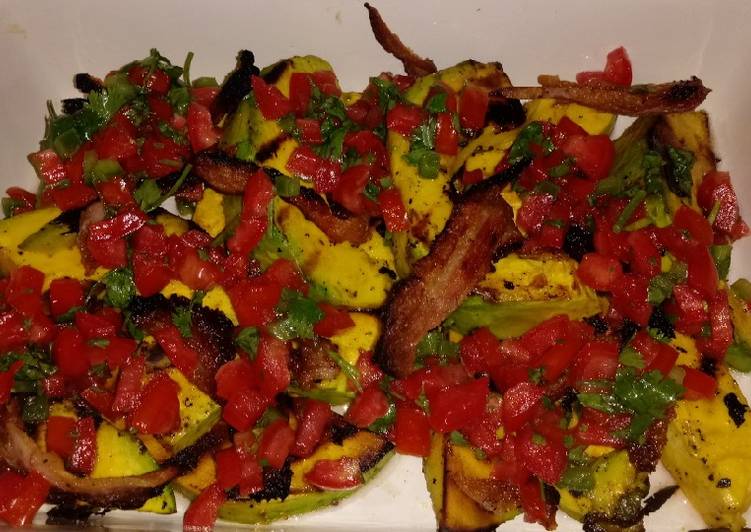 Abacate grelhado com pico de galo