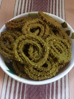 પાલક-બટર ચકરી (Spinach Butter Chakri Recipe In Gujarati) રેસીપી મુખ્ય ફોટો