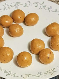 बेसन के लड्डू (Besan ke ladoo recipe in Hindi) रेसिपी मुख्य फोटो