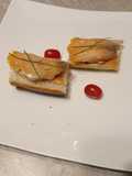 Crostini con fagottini di salmone ripieno di robiola e cetrioli