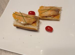 Foto di Crostini con fagottini di salmone ripieno di robiola e cetrioli