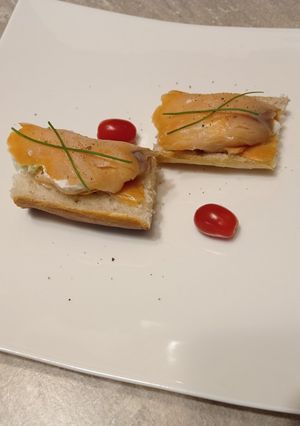 Foto di Crostini con fagottini di salmone ripieno di robiola e cetrioli