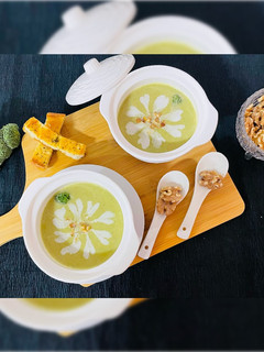 A picture of Broccoli Soup with Walnuts.