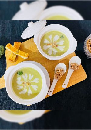 A picture of Broccoli Soup with Walnuts.