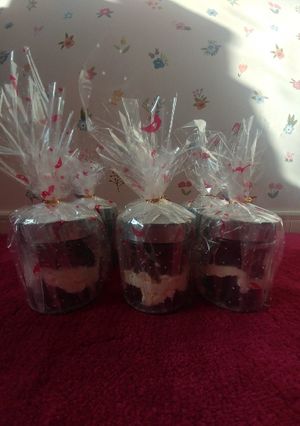 A picture of Brownie jars.