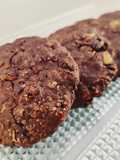Biscotti ai cereali con nocciole e doppio cioccolato