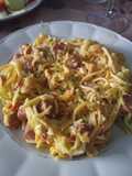 Espaguetis con salchichas y nata