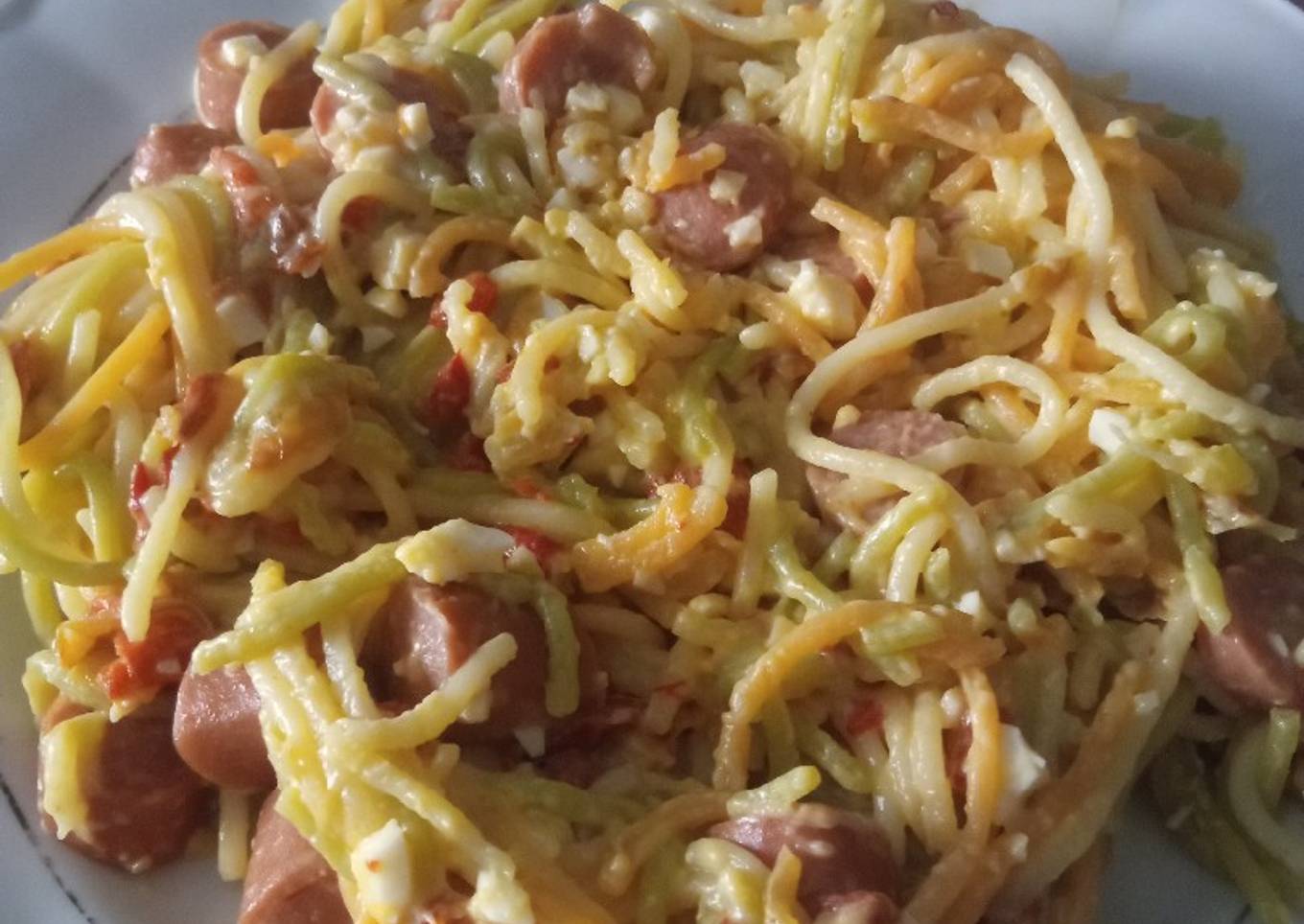 Espaguetis con salchichas y nata