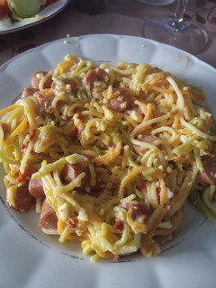 Una foto de Espaguetis con salchichas y nata