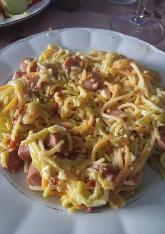 Una foto de Espaguetis con salchichas y nata