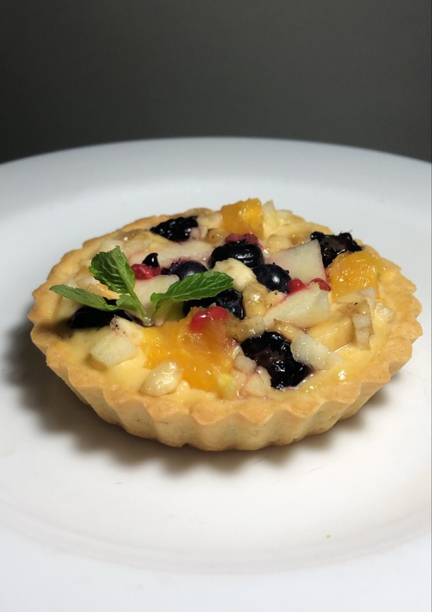 Una foto de Torta individual frutal con crema pastelera