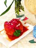 Torta ahogada San Valentín de carnitas y coco con salsa de betabel