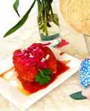 Torta ahogada San Valentín de carnitas y coco con salsa de betabel