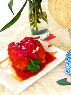 Una foto de Torta ahogada San Valentín de carnitas y coco con salsa de betabel
