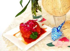 Una foto de Torta ahogada San Valentín de carnitas y coco con salsa de betabel