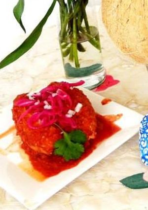 Una foto de Torta ahogada San Valentín de carnitas y coco con salsa de betabel