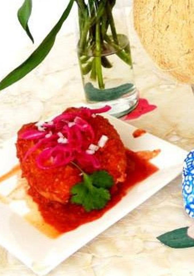 Una foto de Torta ahogada San Valentín de carnitas y coco con salsa de betabel