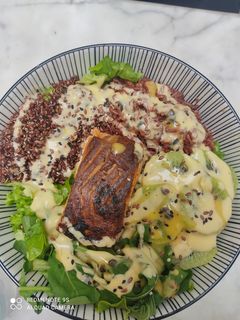 Una foto de Salmón rosado al horno con ensalada fresca!