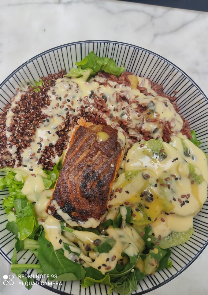 Una foto de Salmón rosado al horno con ensalada fresca!
