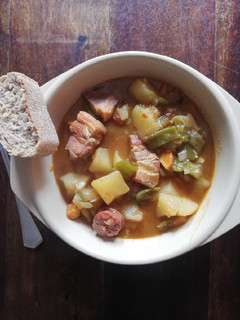 Una foto de Patatas a la riojana con chorizo y costilla de cerdo