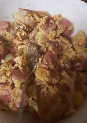 Una foto de Huevo con salchichas y cebolla🧅