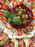 Fuente de tomates con achicoria