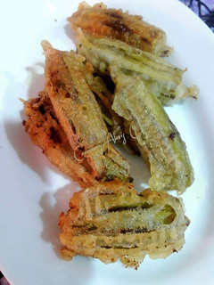 Una foto de Okras en tempura con toque avainillado y textura de churros