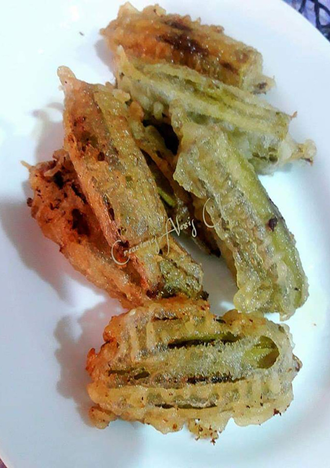 Una foto de Okras en tempura con toque avainillado y textura de churros